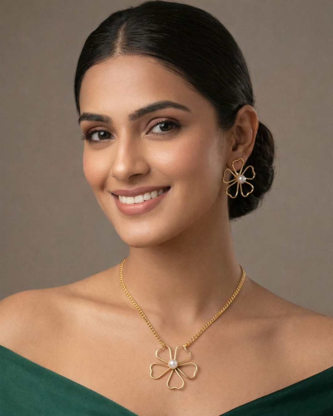 Lemorra Pearl Bloom Gold Pendant Set